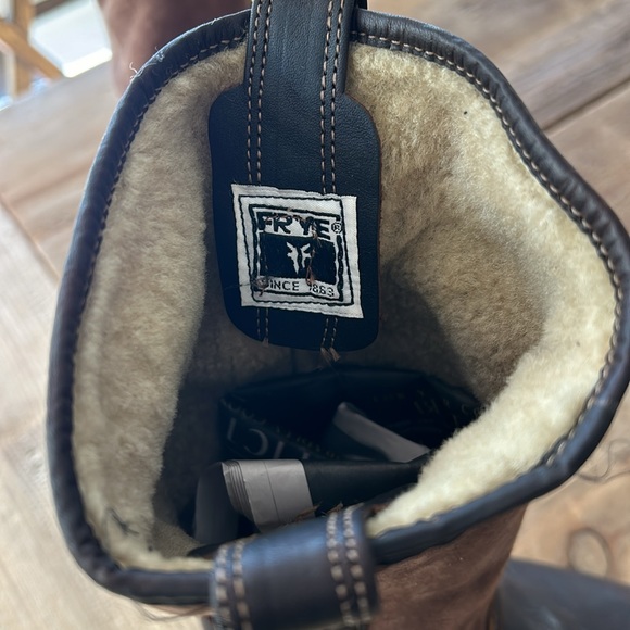 Women’s leather Frye boots.  Warm lining.  Rubber sole. Barely worn. - Picture 4 of 5